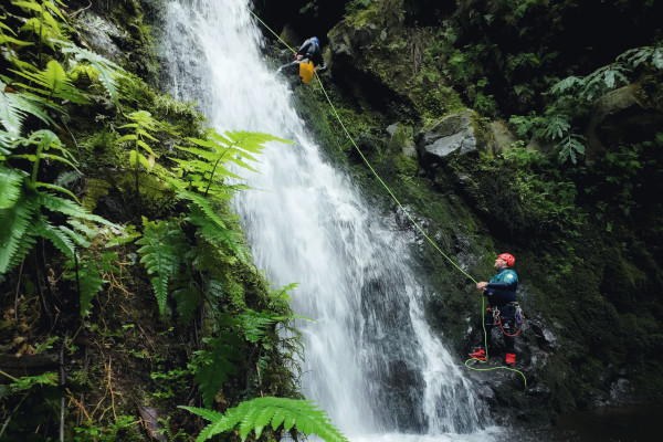 Rapel em cascata, com o guia fazendo a segurança no fundo