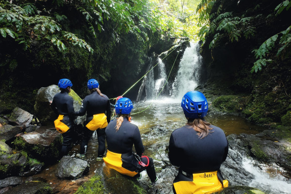 Os participantes aproveitam um momento para apreciar a beleza do canyoning