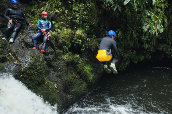 Pular do topo de uma cascata de 2 metros para uma piscina de água
