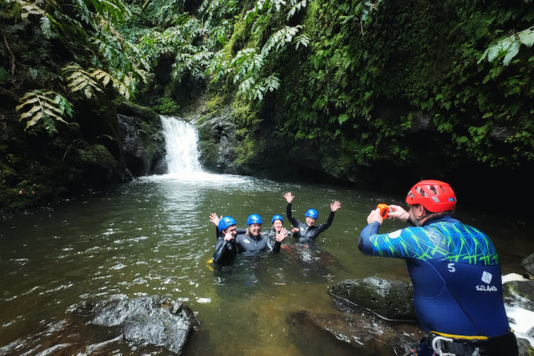 Hora de tirar fotos das pessoas e da linda cascata