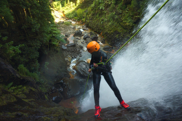 Rappel na cascata de 45 metros