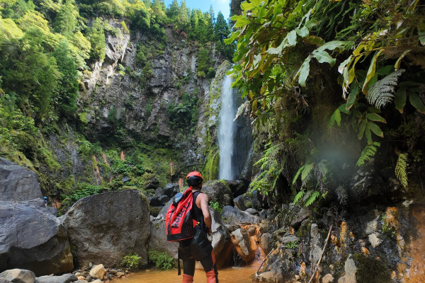 Vista de baixo da cascata grande