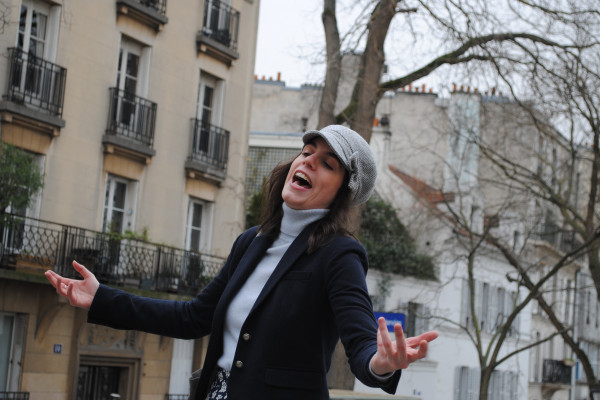 Anne-Sophie Guerrier cantando na Place Jean-Baptiste Clément