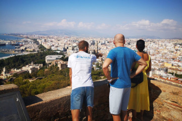 Tour Málaga 3 horas en coche eléctrico y visita guiada al centro histórico con guía local acreditado.