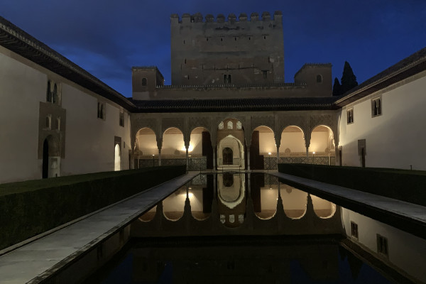 Patio de los Arrayanes en los Palacios Nazaríes de la Alhambra 