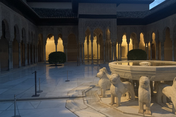Fuente de los Leones en los Palacios Nazaríes de la Alhambra 