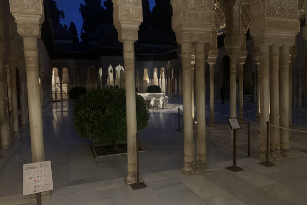 Fuente de los Leones en los Palacios Nazaríes de la Alhambra vistos a través de uno de sus arcos