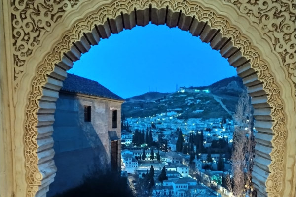 El Albayzin visto desde uno de los arcos/miradores de los Palacios Nazaríes de la Alhambra