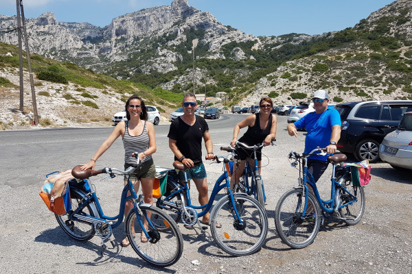 Andar en bicicleta eléctrica en el campo