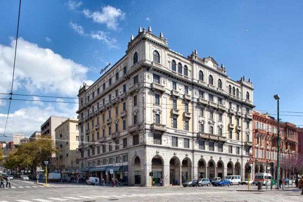 Punto de encuentro al lado de Rinascente - via Sardegna