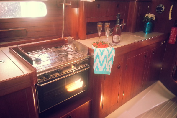 Interior velero Inquieto - cocina