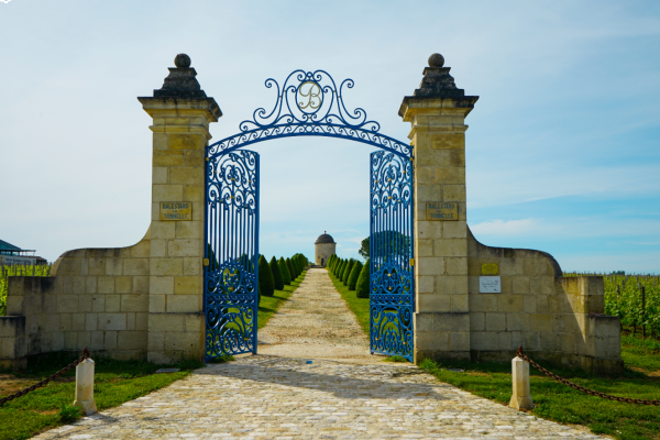 La puerta del Château Balestard La Tonnelle fue construida a mano y renovada en los años 90.