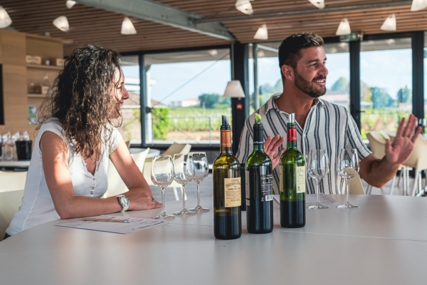 Degustación en la sala panorámica del Château Balestard La Tonnelle