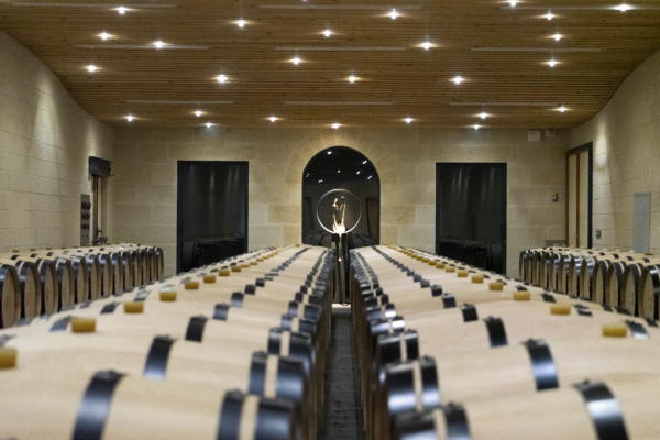 Bodega de barricas del Château Balestard La Tonnelle