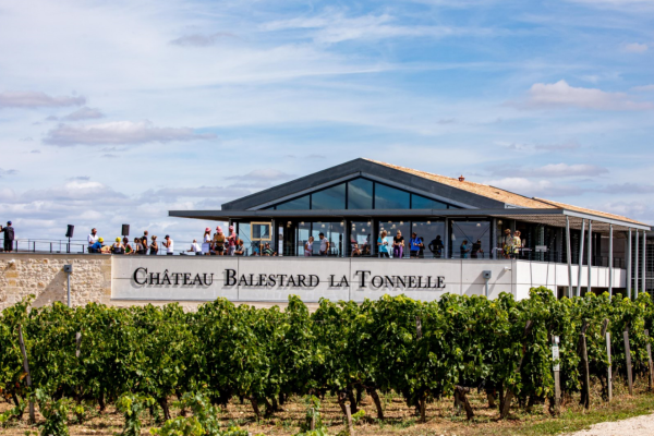 Vista frontal del Château Balestard La Tonnelle