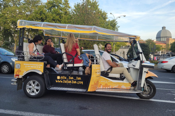 Tour por Madrid Moderno con guía en tuk tuk eléctrico 