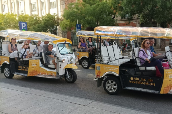 Tour por Madrid Moderno con guía en tuk tuk eléctrico 