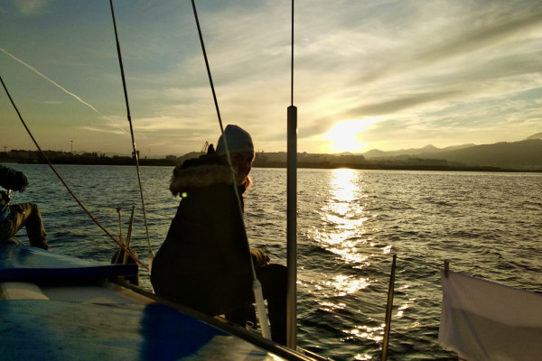 Navegando y meditando en el atardecer