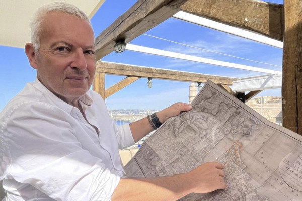 Frédéric Presles con el mapa antiguo de la ciudad editado especialmente para sus investigaciones.