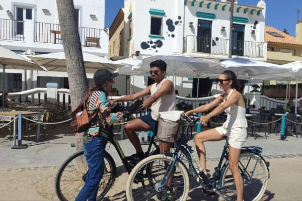 en bici en la playa de Patacona
