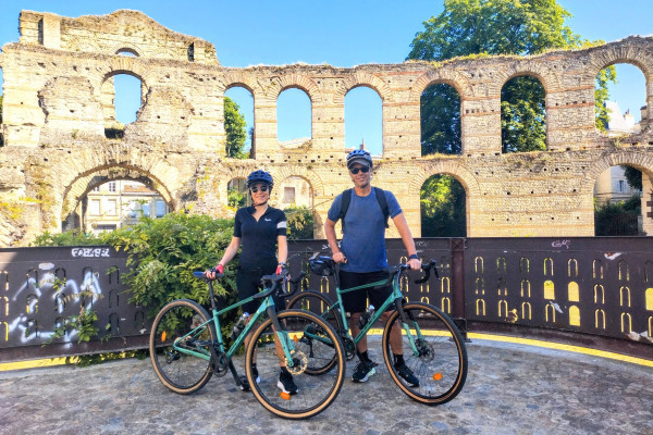 Bicicletas de gravel pasando junto a las antiguas ruinas del Palacio Gallien en Burdeos.