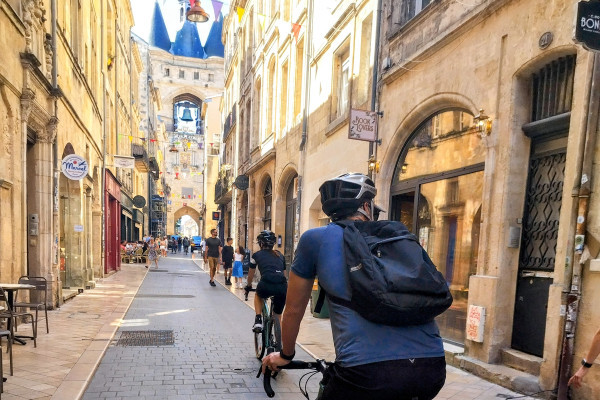 Ruta en bicicleta de grava con salida desde el centro histórico de Burdeos.