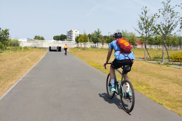 Calles modernas y tranquilas, ideales para practicar ciclismo de montaña en el centro de Burdeos.