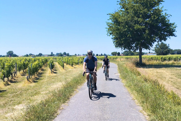 Ciclistas disfrutando de las tranquilas carreteras entre viñedos a las afueras de Burdeos.
