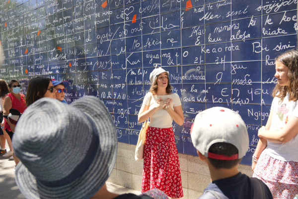Anne-Sophie Guerrier con su grupo frente al Muro de los “Te Amo”