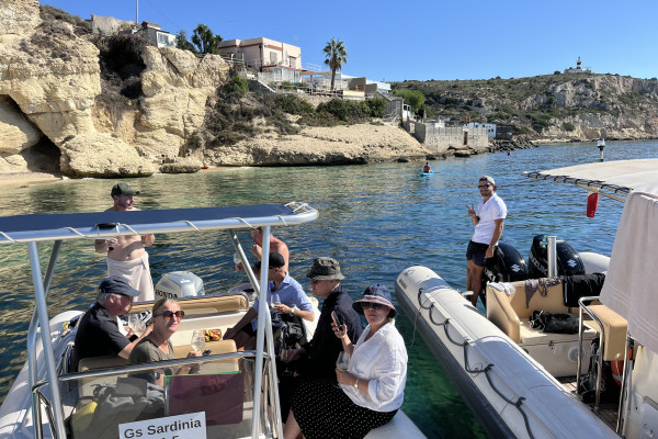 Admira la famosa playa Mari Pintau, el “mar pintado”