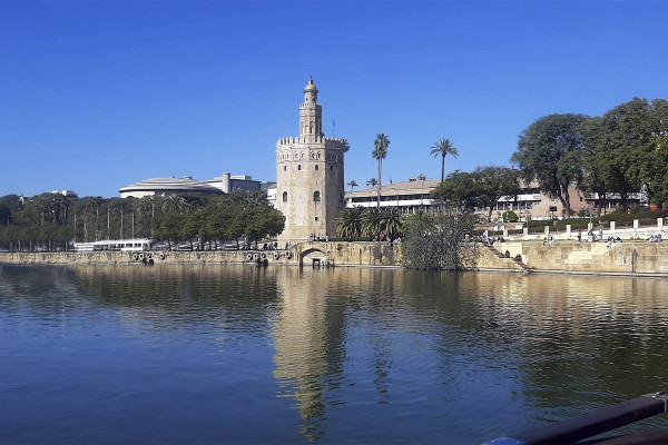 Vista de la Torre del Oro desde el río Guadalquivir durante el paseo en barco.