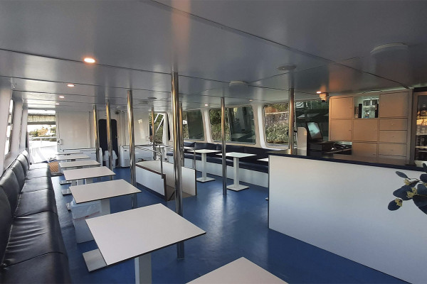 Experiencia a bordo de un paseo en barco por Sevilla con ambiente tranquilo y cómodo.