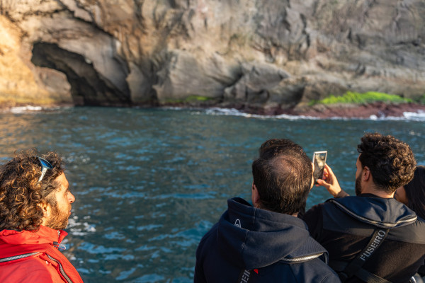 alt="Exploración de bahías escondidas en paseo en barco en familia"