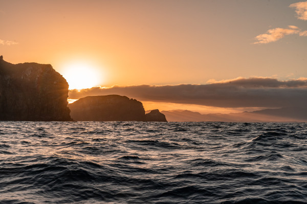 alt="Atardecer detrás de los promontorios volcánicos de São Miguel"
