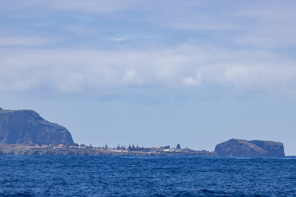 alt="Vista de la isla de São Miguel desde el océano"
