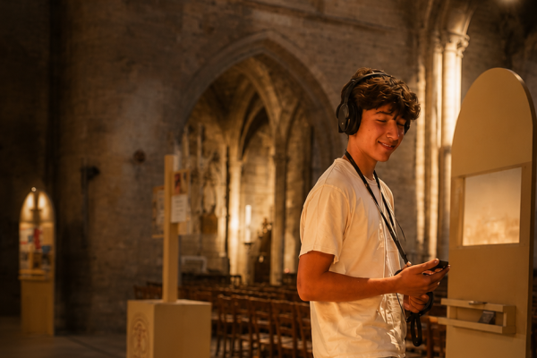 ¡Un joven visitante sumergido en la experiencia inmersiva y sensorial de Basilica!