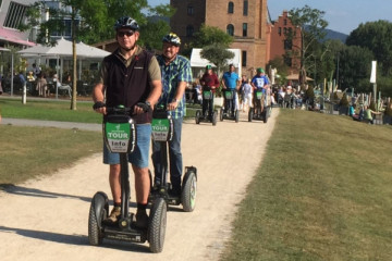 Bonner Skyline De start van onze 120 minuten durende Segway tour door Bonn is in Bonn-Oberkassel aan de Karl-Duwe-Straße