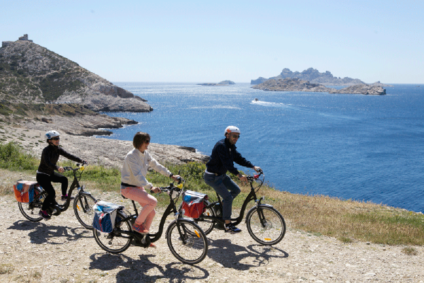 Op een elektrische fiets rijden aan zee.
