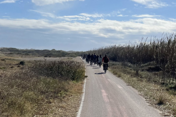 Het fietspad langs de maagdelijke stranden