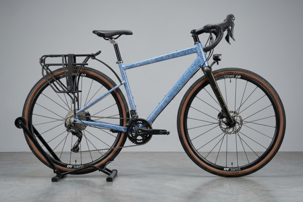 Hoogwaardige EXS-gravelbike — maat S/M
Aluminium frame en carbon voorvork
Shimano GRX-aandrijving (20 versnellingen)
Dubbel voorblad (30/46), 11–34 cassette
Hydraulische Shimano GRX-schijfremmen
Zadel van traagschuim
Inclusief helm, slot en reparatieset
I
