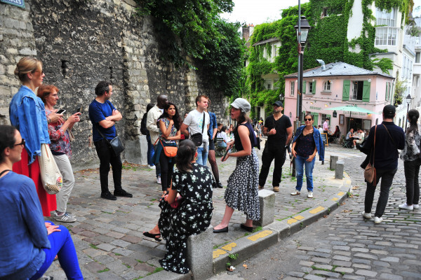 Anne-Sophie Guerrier contando una anécdota a su grupo de visitantes en la Rue des Saules, frente a la Maison Rose