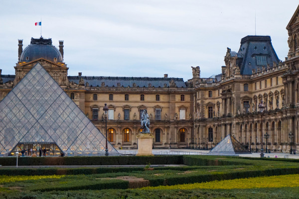 パリのシンボル、世界最大の美術館！
