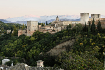 Alhambra Night Tour: Carlos V Palace, Generalife, gardens with guide