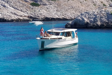 Half-day cruise and swimming in the Calanques - “La Criée”  - Official Booking