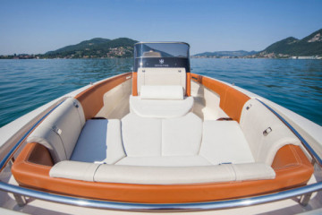 Boat Invictus Yacht CX 270 8,5 mt / 300 HP rental
