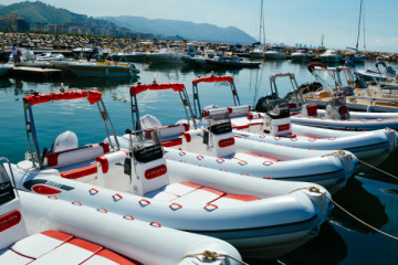 Rent a 40hp dinghy without a boat license in Salerno
