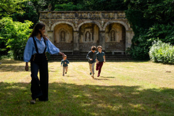 Children and guide going to the open-air theater