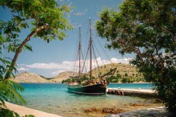 Halfday: Sailboat Tour with Unlimited Wine & 3 Stops