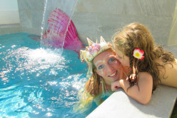 A child meets Freya the professional mermaid