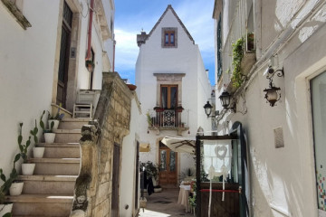 Guided e-bike tour from Locorotondo to Cisternino round trip